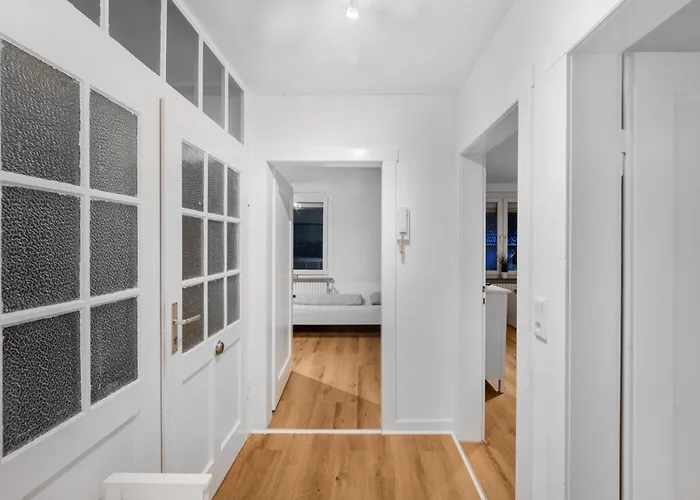 Moderne Wohnung Mit Garten & Kueche
